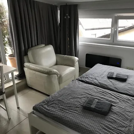 And Room's Apartment *