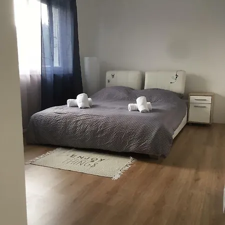 Апартаменти And Room's *